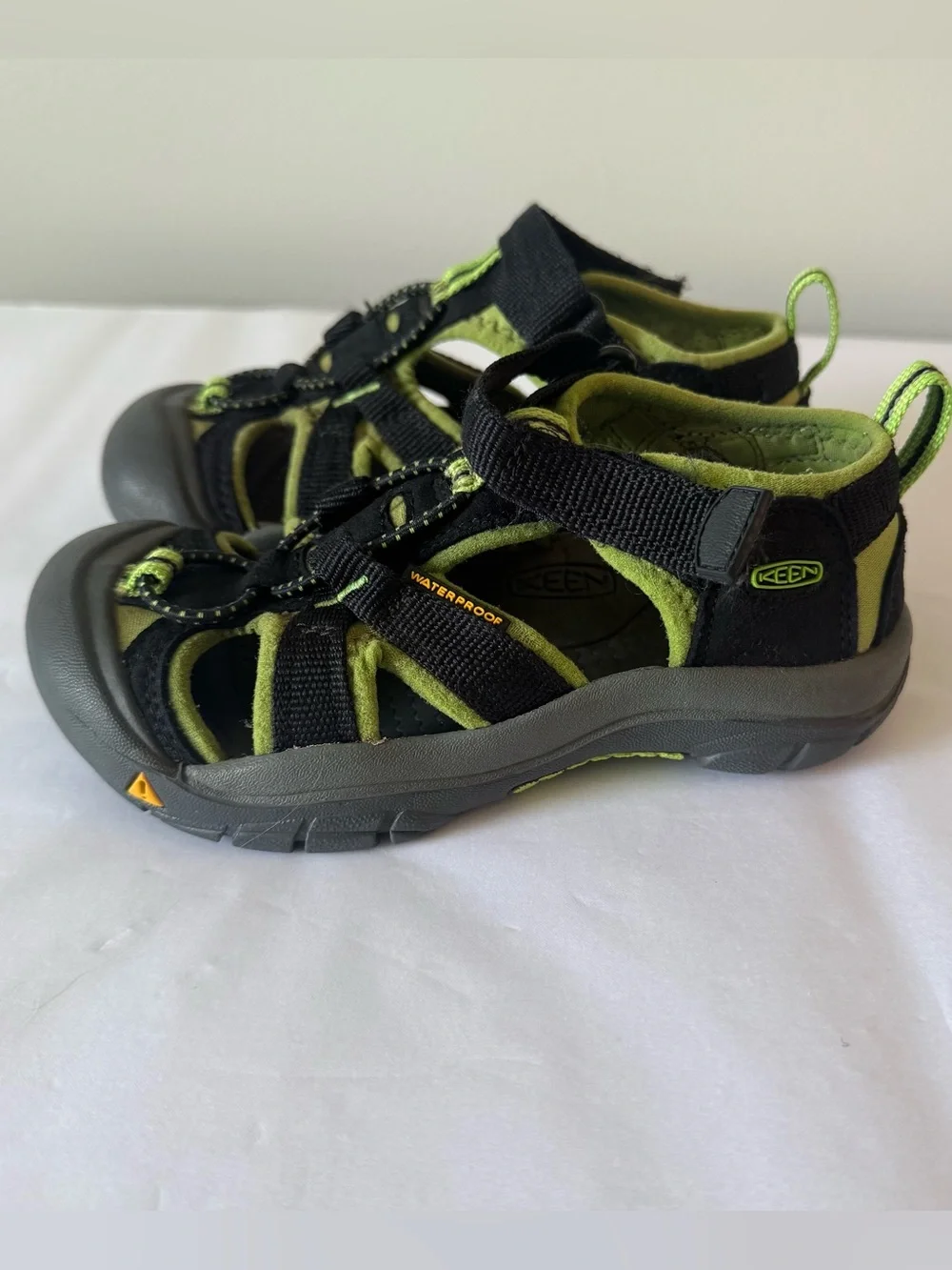 KEEN Size 12 Boys Black and Green Sandals